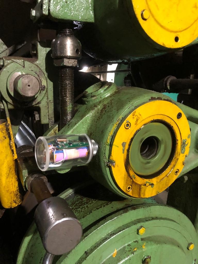 Sensor mounted directly on a gearbox housing
